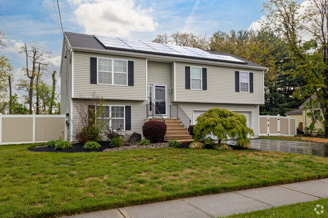 This Split Level homeowner added solar panels to their home in the University Heights neighborhood.
