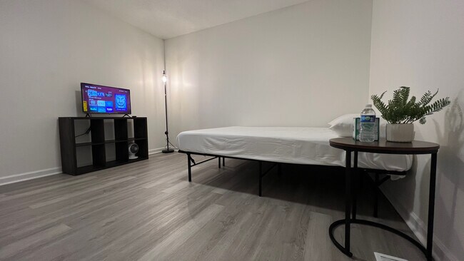 301 Winners Cir S unit Room 2, Jacksonville, NC 28546 - photo 5