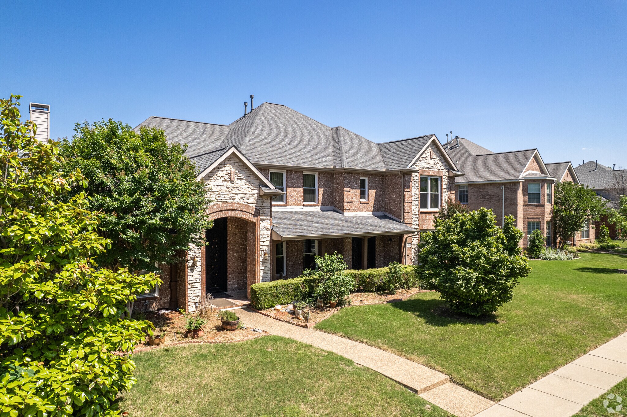 Highland Ridge, nestled in Texas, highlights charming homes amidst scenic landscapes.
