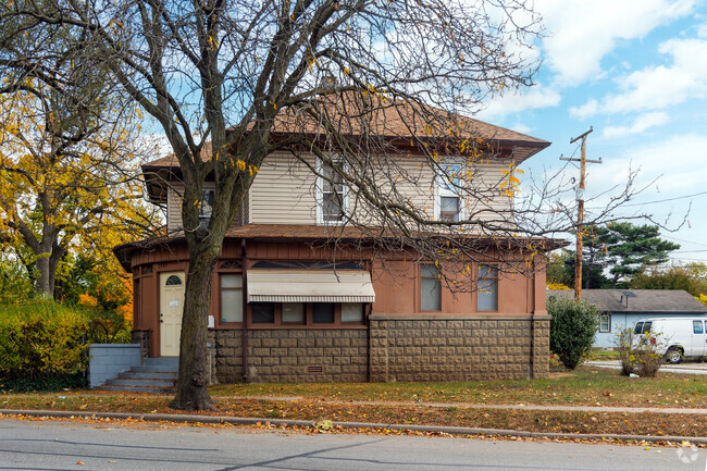First features a number of historic homes with grand designs.