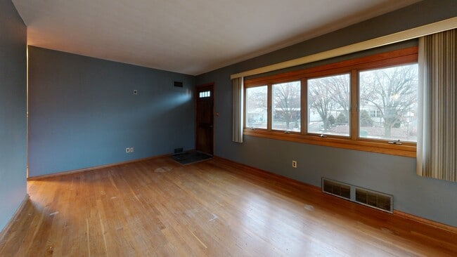 4212 Sexton Dr, Columbus, OH 43228 - photo 2