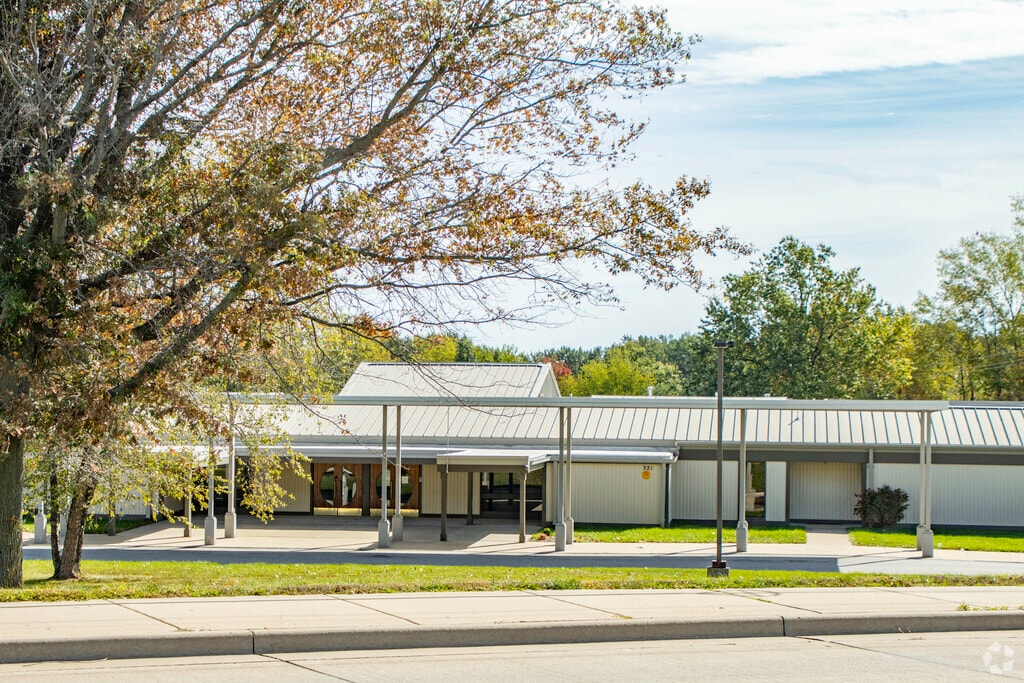 Boonslick School provides education in the neighborhood of 
Saint Peters.