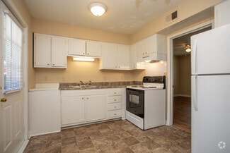 633 Elk Ct, Fayetteville, NC 28301