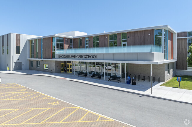 Lincoln Elementary School is located in Elmhurst, IL.
