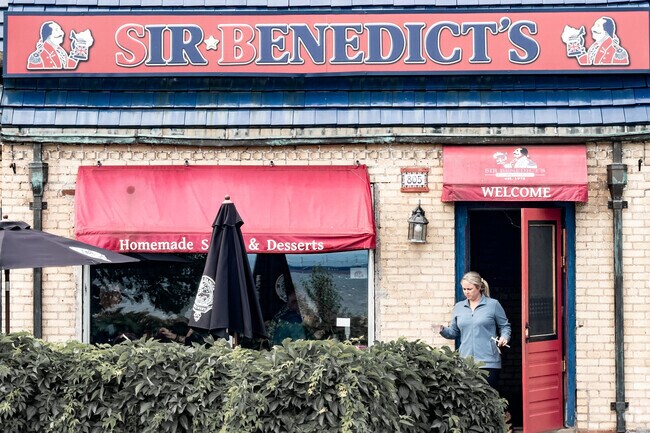 Sir Benedict's has food, drinks and evening entertainment in Downtown Duluth, Minnesota.