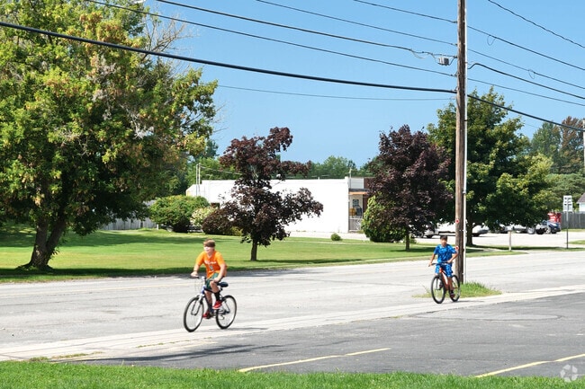 Enjoy the nice weather in the Hamlin neighborhood.