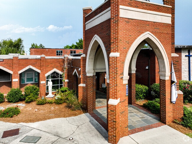 Summerville offers primary education at St. Mary's on the Hill.