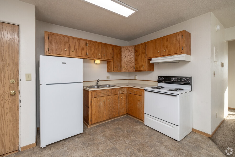 Rockridge, Moorhead, MN 56560 - photo 1