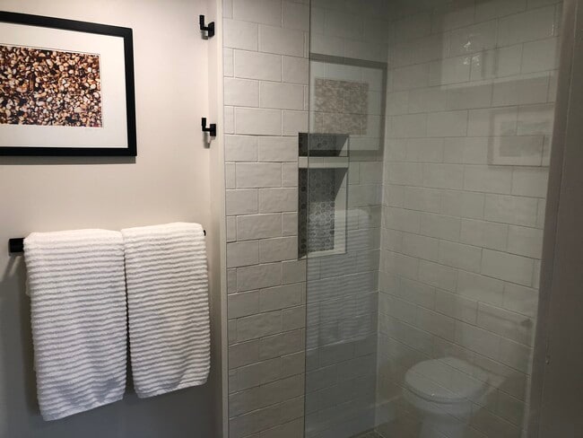 1061 Maplewood Ave unit 4 avail Nov 1, Portsmouth, NH 03801 - photo 4