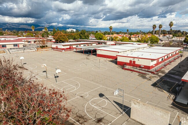 Vejar Elementary School offers many outdoor activities for students.
