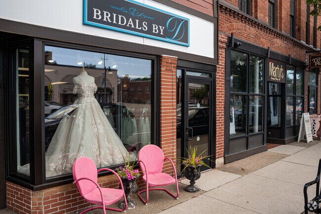 Nearby, Williamsville features a strip of locally owned boutiques and eateries along Main Street.