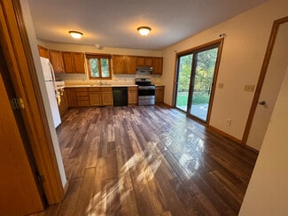 817 Kendall Ln, Lake Geneva, WI 53147