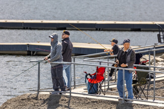 In Lake Elsinore’s Lake View District, visitors can enjoy relaxing days fishing from the shoreline, with several designated spots perfect for catching catfish, bass, and bluegill.