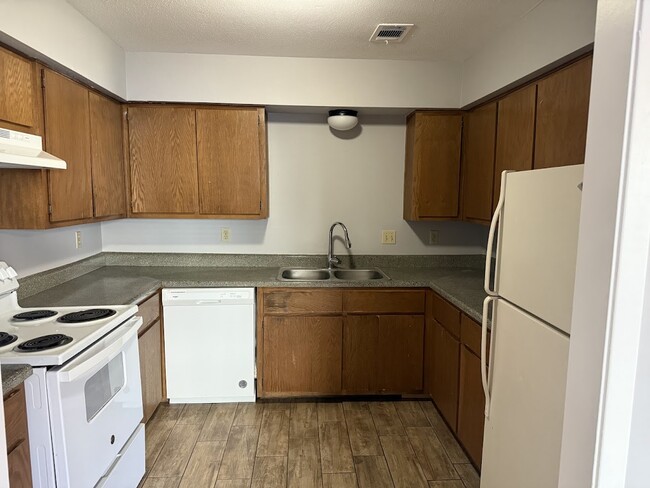 2819 Longmire Dr unit B, College Station, TX 77845 - photo 3