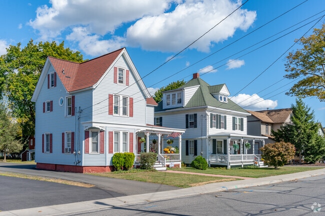 Historic homes are common in Wallkill, a hamlet in central Shawangunk.