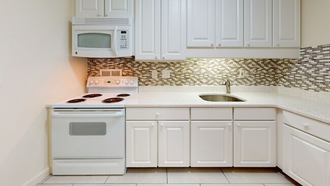 77 Monmouth St unit 618, Brookline, MA 02446 - photo 6