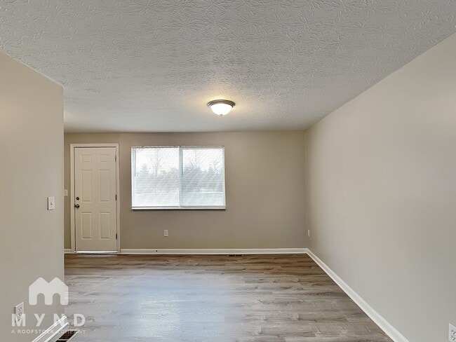 3799 Farm Brook Ln, Columbus, OH 43204 - photo 4