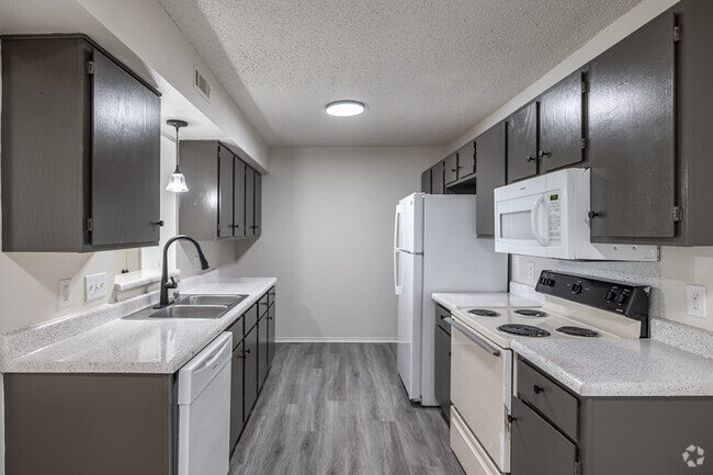 2BR, 2BA - 924SF - Kitchen
