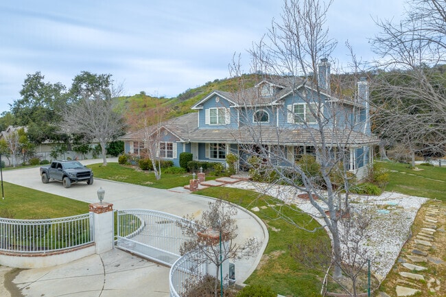 Homes on larger estates can be found in the rural areas of Santa Clarita.