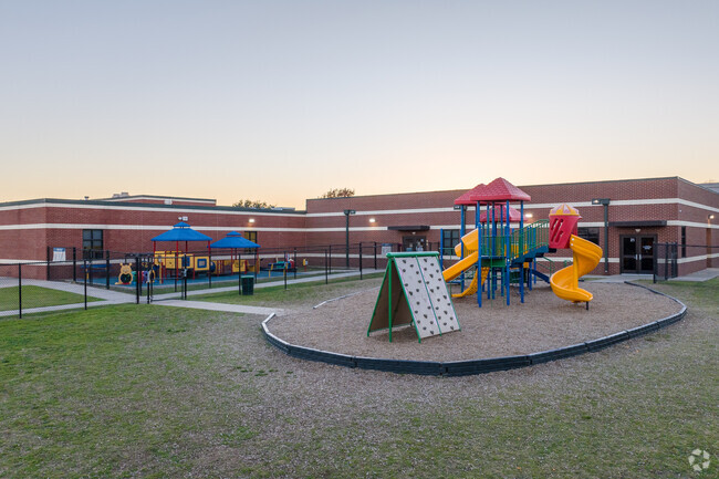 David Daniels Elementary Academy of Science & Math is a public school located in Grand Prairie.