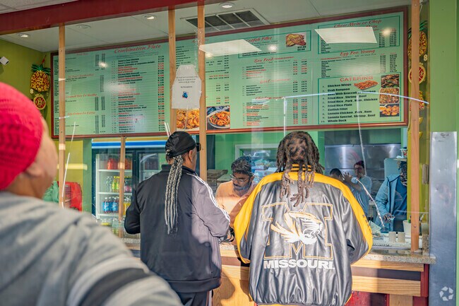 When it comes to dining options in Dellwood, fast foods such as Hunan Chop Suey are popular.