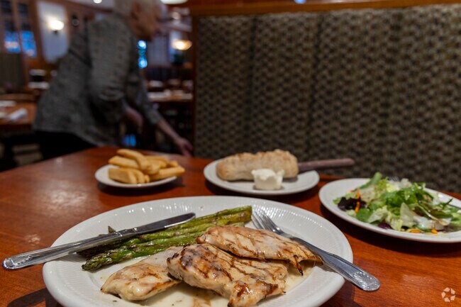 Jameson’s is a local, family-run chain with delicios char-broiled chicken near Keeneyville.