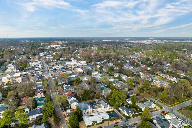 From boutique shopping to peaceful strolls, Westhampton offers a lifestyle that feels both classic and connected.