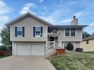 328 Shenandoah Dr, Raymore, MO 64083