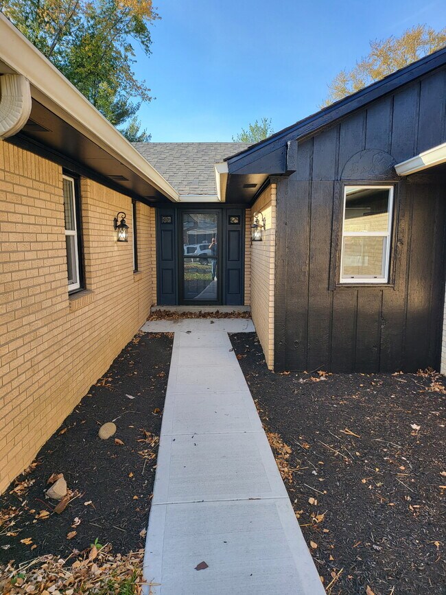 642 Echo Bend Blvd, Greenwood, IN 46142 - photo 2