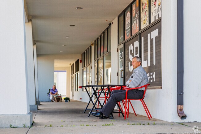 A variety of dining options await Oak Grove residents.