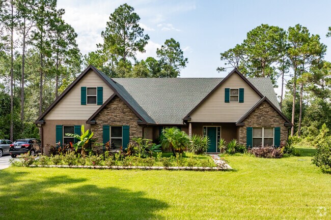 Daisy Lake contains many older homes with beautifully landscaped lots.