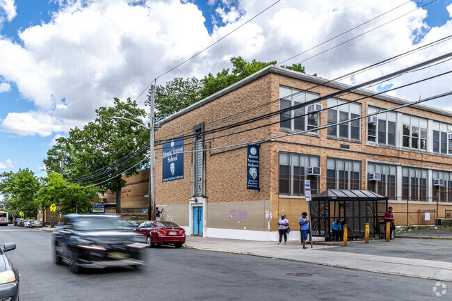 Mt. Vernon School has a bus stop right next to it, making commuting easier.