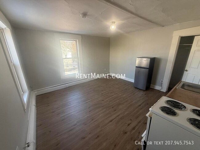 76 Court St unit 3, Bangor, ME 04401 - photo 2