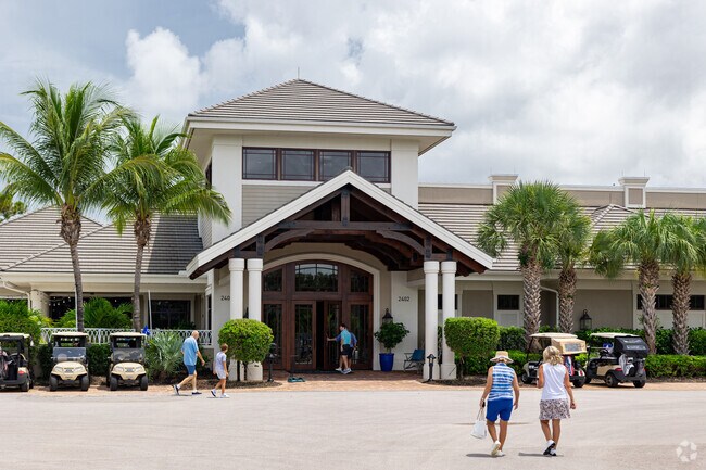 Grey Oaks residents will love the community restaurants and club house amenities.