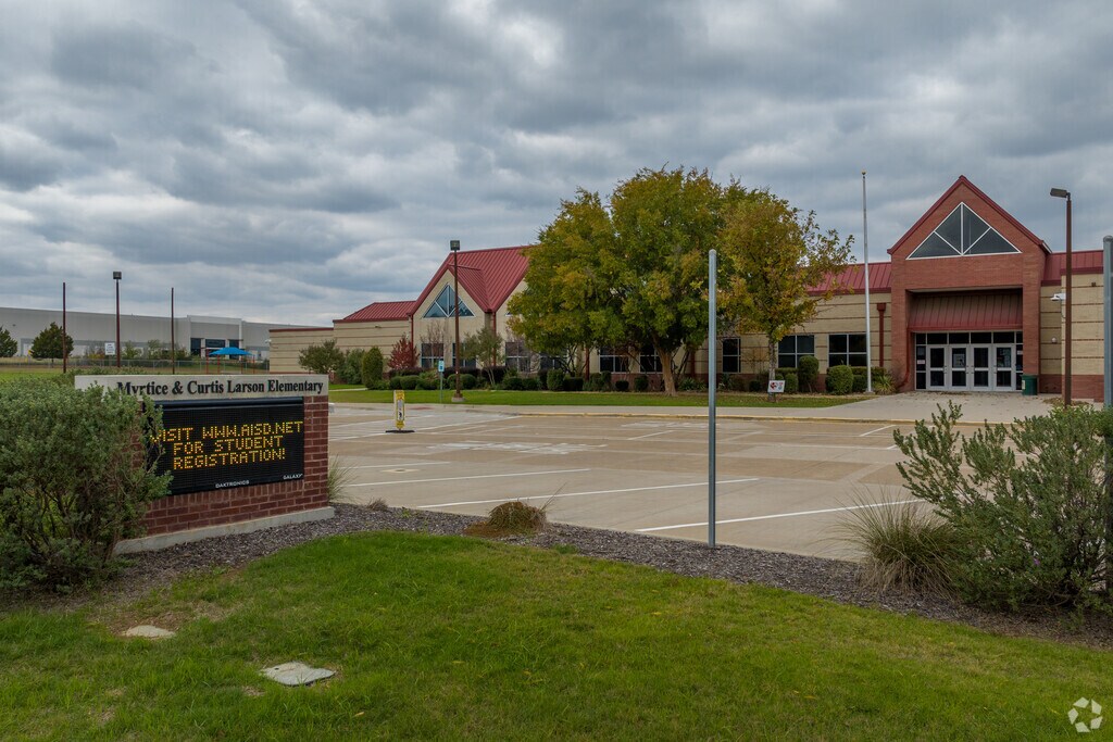 The student population of Larson Elementary is around 400 in  Grand Prairie, TX.