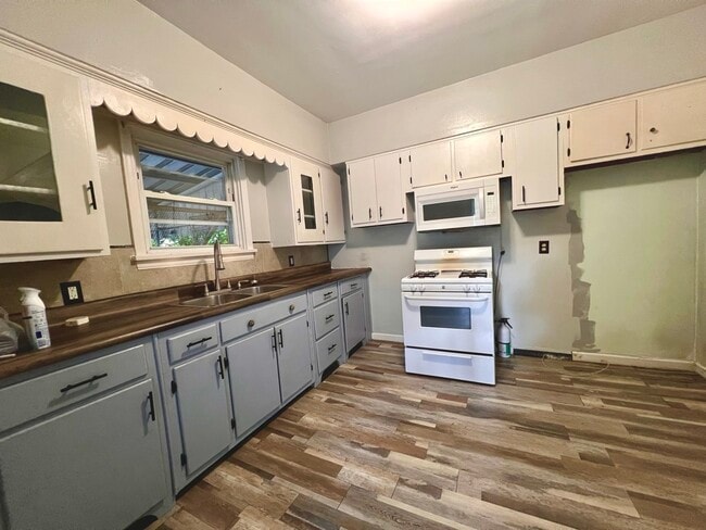 1221 Church St, Indiana, PA 15701 - photo 3