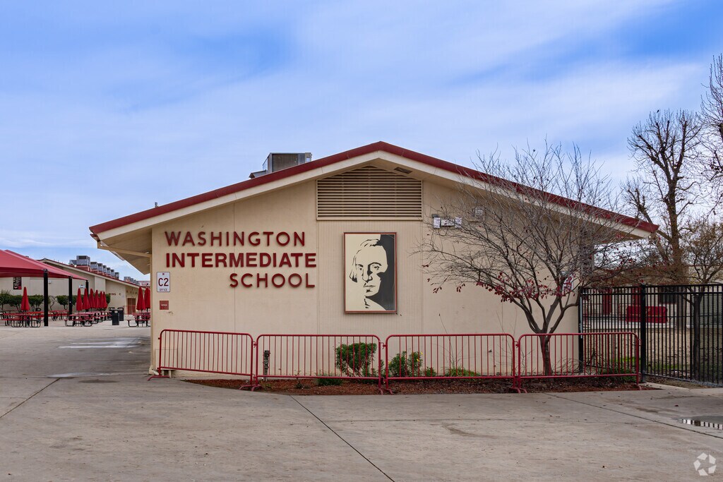 Washington Intermediate School serves grades 7-8 in Dinuba.