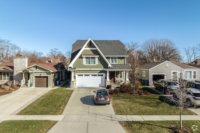 Craftsman style homes in North Itasca homes sit safely behind sidewalks.