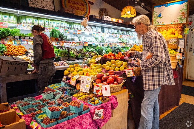 Shopping at Sundance Organic Foods in the Amazon Neighborhood in Eugene, OR.