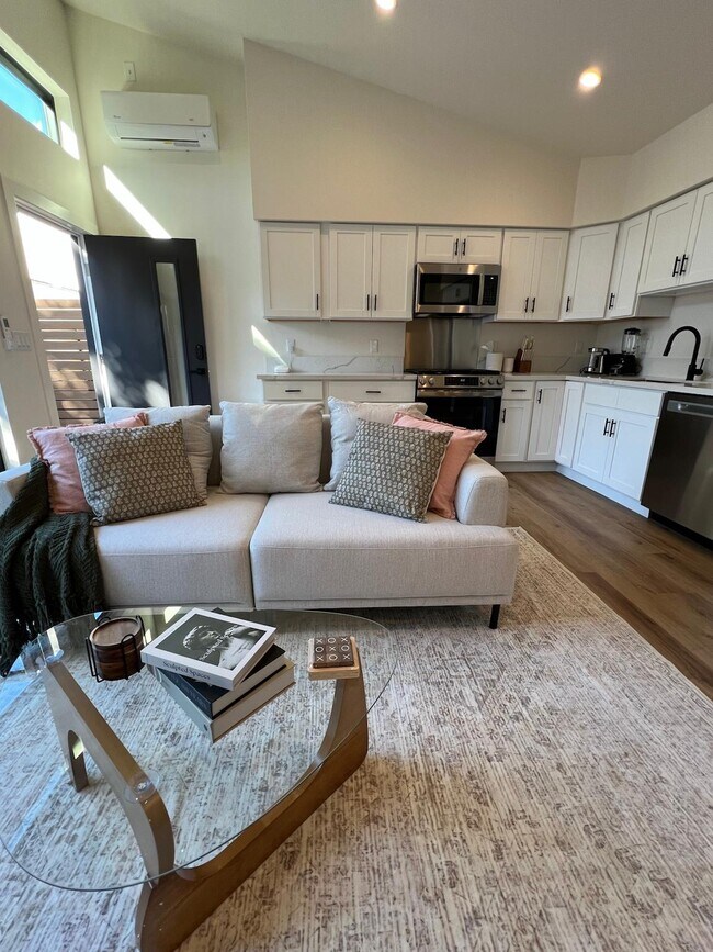 233 Ashland Ave unit I, Santa Monica, CA 90405 - photo 7