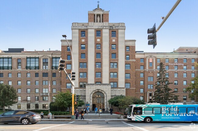 Folwell Drive’s proximity to key buildings like the Mayo Clinic ensures convenient city living.