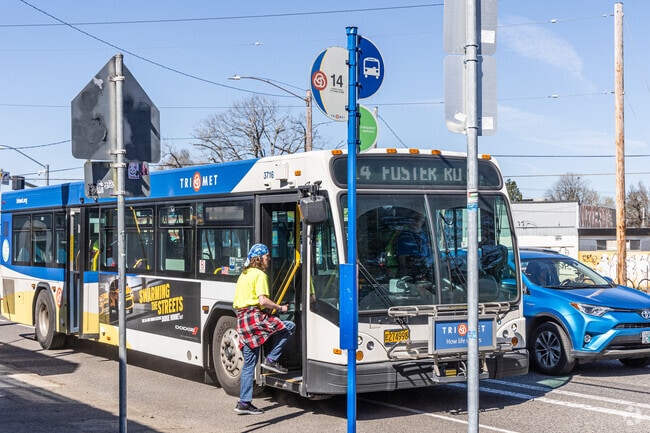Tri-Met bus lines 9 and 14 serve the foster-Powell neighborhood.