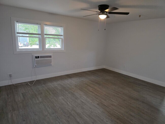 Riverside Apartments - OPEN HOUSE 11/22, Rockford, IL 61103 - photo 4