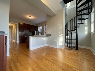 647 W Oakdale Ave, Chicago, IL 60657