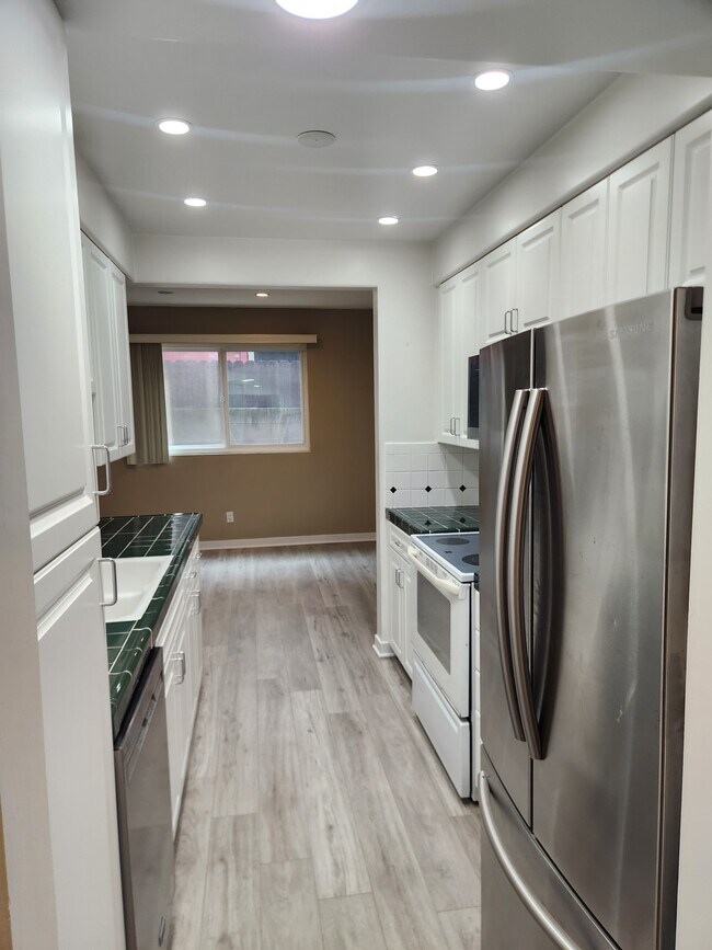 1242 S Barrington Ave unit 104, Los Angeles, CA 90025 - photo 2