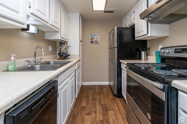 2BR, 1BA - 720SF - Kitchen