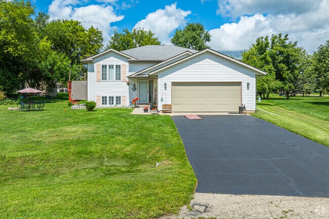 New Traditional homes in Candlewick Lake blend modern living with classic design.