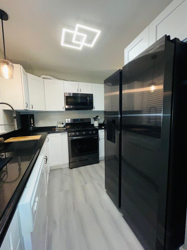 31 Pennsylvania Ave unit Affluent lifestyle, Providence, RI 02905 - photo 2