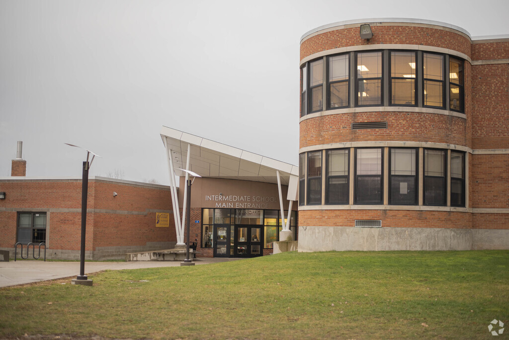 Sodus Intermediate School provides education in the neighborhood of 
Wayne County.