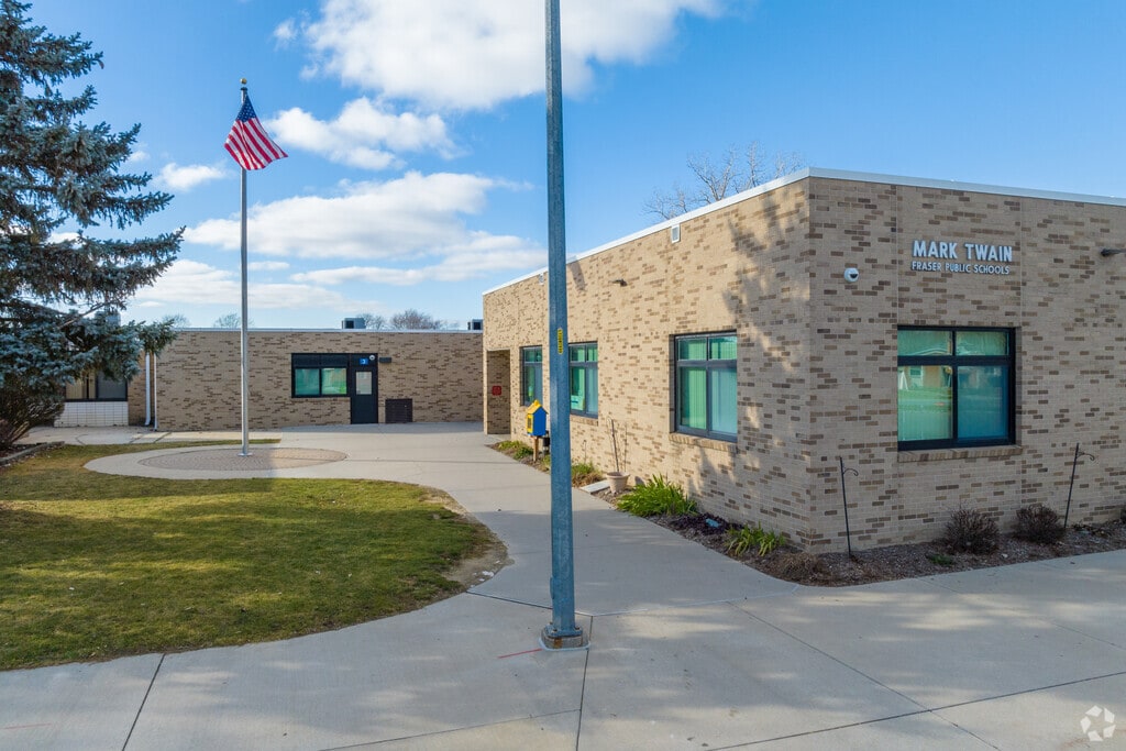 The entrance to Mark Twain Elementary School.